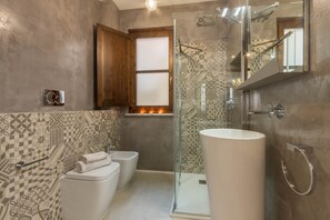 Badewanne, Haartrockner, Bidet, Handtücher
