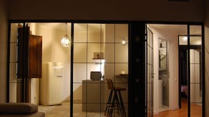 A traditional Japanese interior with sliding doors, a kitchenette, and a seating area. - Suite 101 - Cagliari (Cagliari)