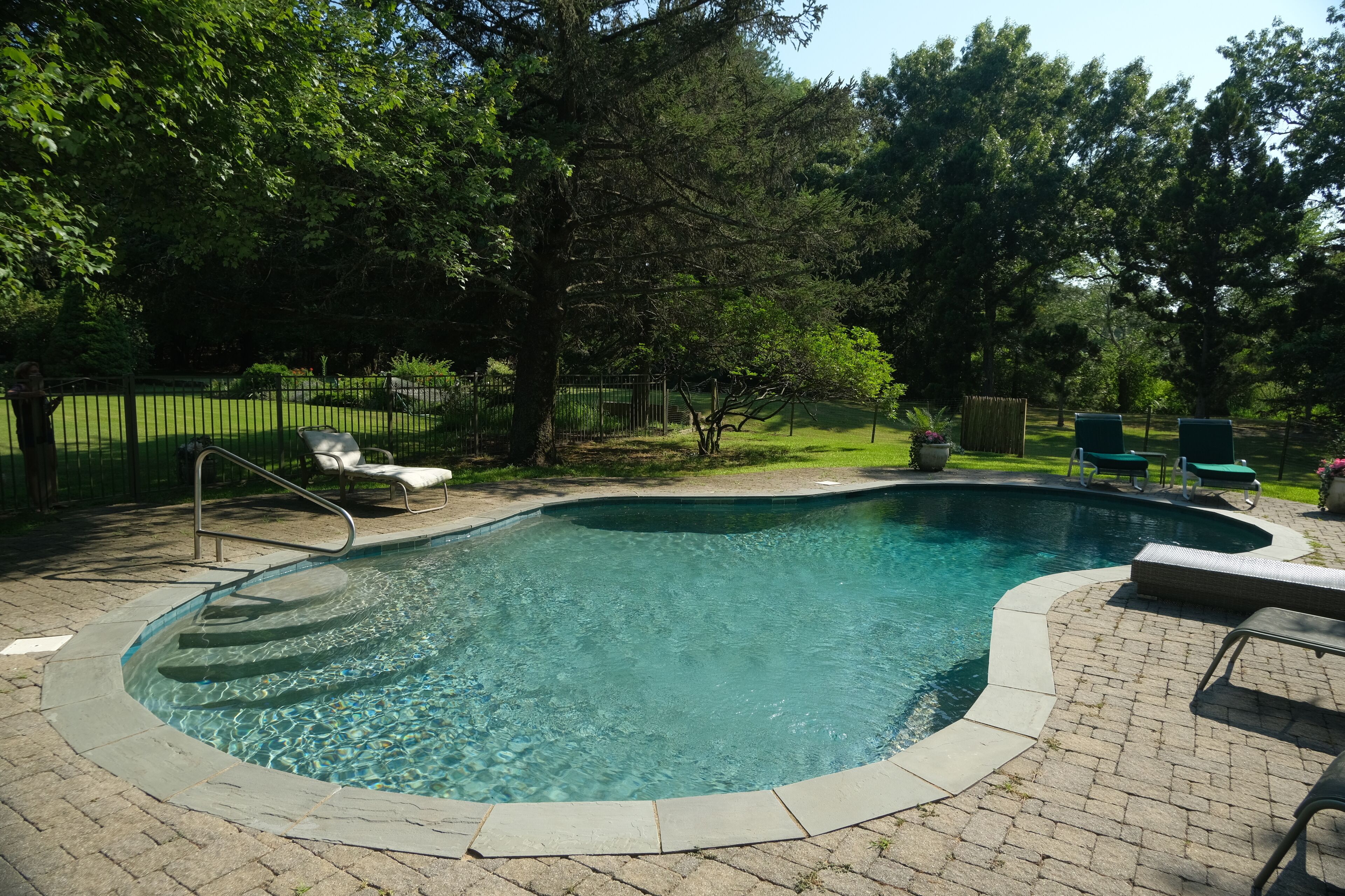 Large 1 bedroom apt on 9 acre estate property