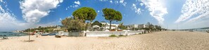 Plage, chaises longues