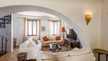 Een televisie, een dvd-speler, boeken en een filmbibliotheek