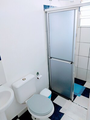Shower, towels, toilet paper - Pousada Luar de Boracéia (Praia da Boracéia)