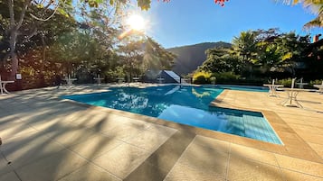 Una piscina techada, una piscina al aire libre