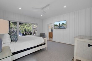 Ein Schlafzimmer mit einem Bett, einem Fernseher und einem Schrank.