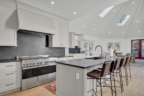 冷蔵庫、電子レンジ、オーブン、コンロ