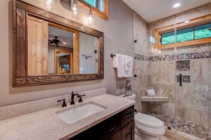 Chuveiro, toalhas de banho