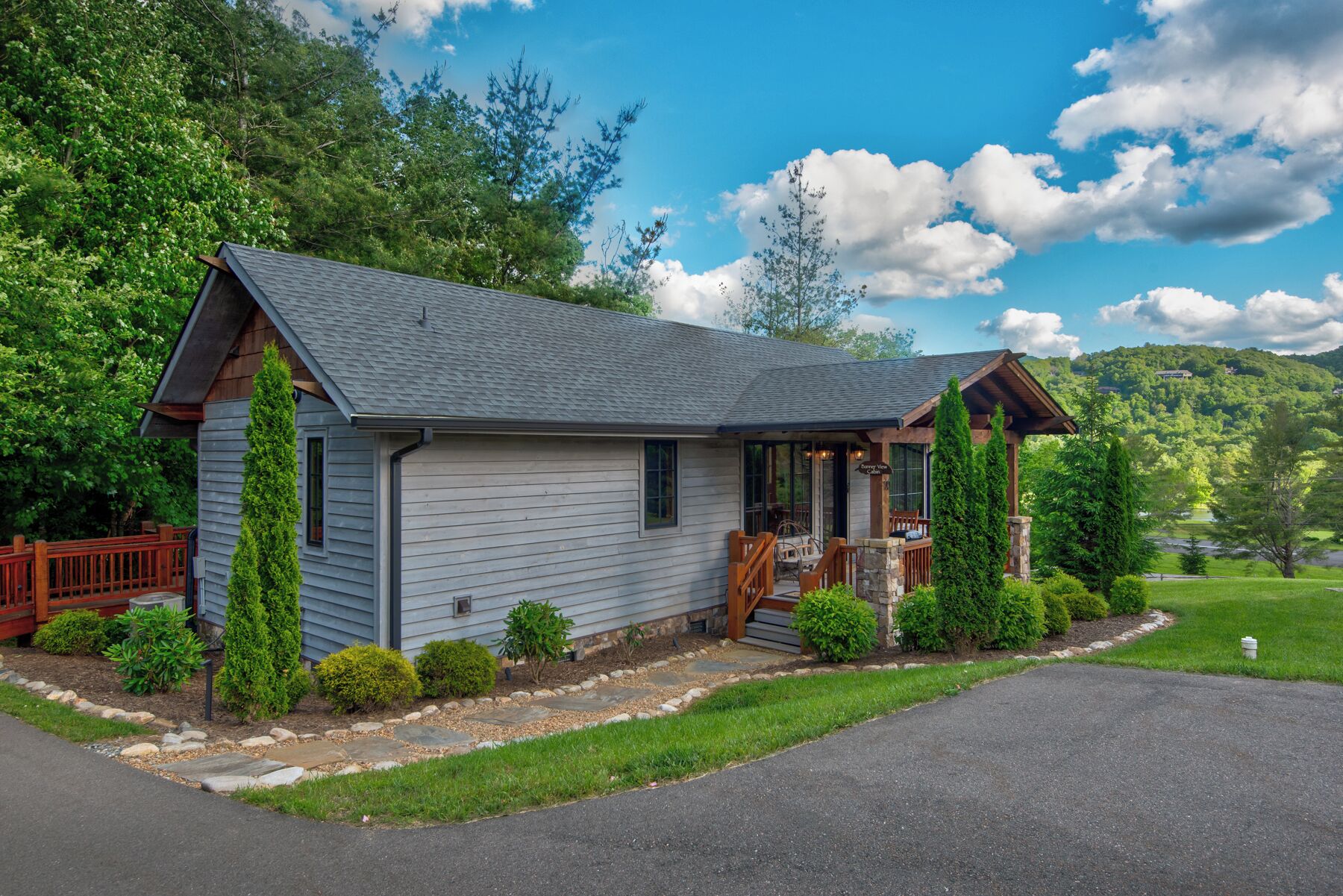 Banner View  One and a half miles from downtown Banner Elk, Elk River Fishing access, Hot tub!