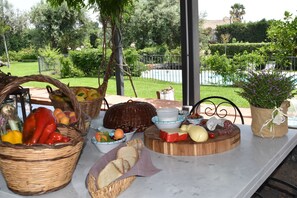 Outdoor dining - Luxury Villa with Large Pool, Vineyard, Views of the Sea, Taormina  and Mt.Etna (Acireale)
