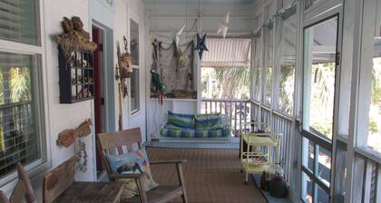 Historic raised Tybee cottage, very cool, comfortable and oh so Tybee!