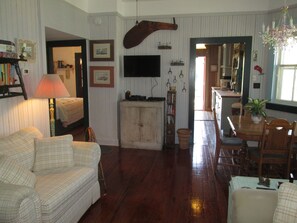 Smart TV, DVD player, books, video library - Historic raised Tybee cottage, very cool, comfortable and oh so Tybee! (Tybee Island)