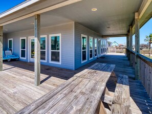 Outdoor dining - Coastal Contemporary Only steps away from water, restaurants, outdoor activities (Surfside Beach)