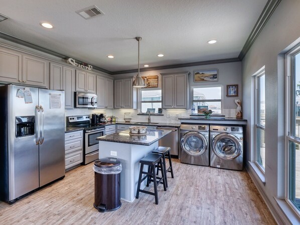 Fridge, microwave, oven, stovetop - Coastal Contemporary Only steps away from water, restaurants, outdoor activities (Surfside Beach)