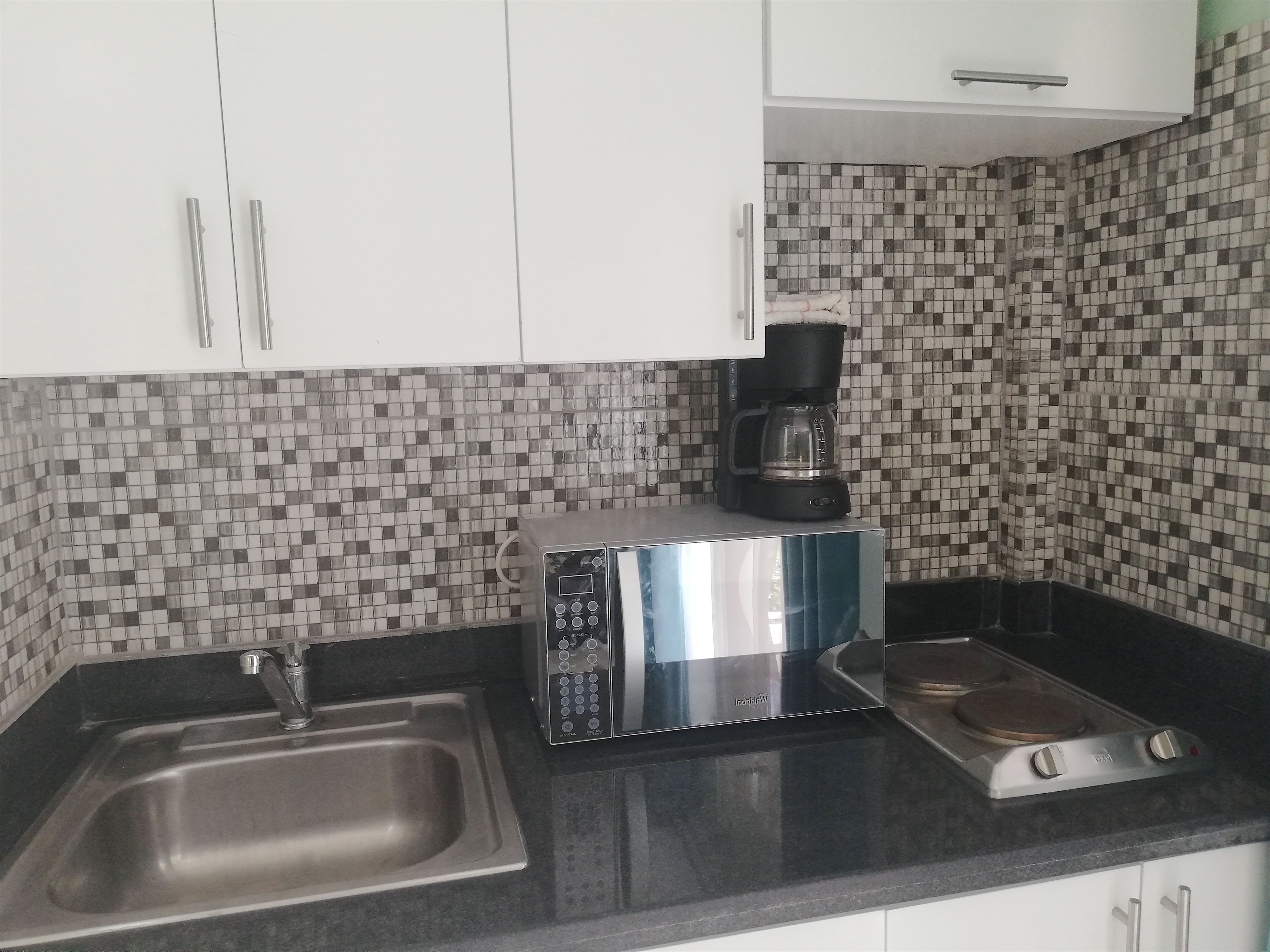 deluxe studio suite, 2 double beds, pool view | private kitchen | fridge, microwave, stovetop, coffee/tea maker