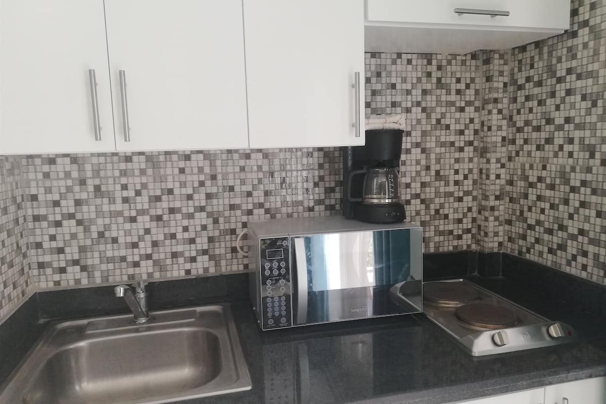 deluxe studio suite, 2 double beds, pool view | private kitchen | fridge, microwave, stovetop, coffee/tea maker