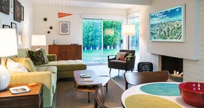 Smart-TV, Kamin, Tischtennisplatte