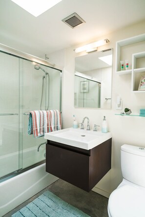 Duschwanne, Haartrockner, Handtücher, Seife