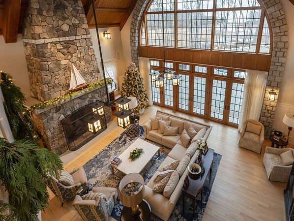 Televisión, chimenea, reproductor de DVD y futbolito