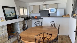 Una cocina compacta con una isla central, microondas y cafetera.