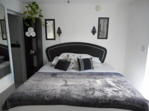 1 bedroom, desk, free WiFi - Blue Horizons Guest House - Room # 7 (Hamilton)