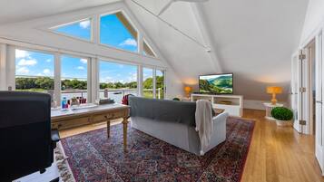 Een televisie, een open haard en een tafeltennistafel