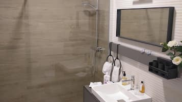 Ducha, secador de pelo, toallas y jabón