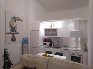 Frigorífico, microondas, horno y placa de cocina