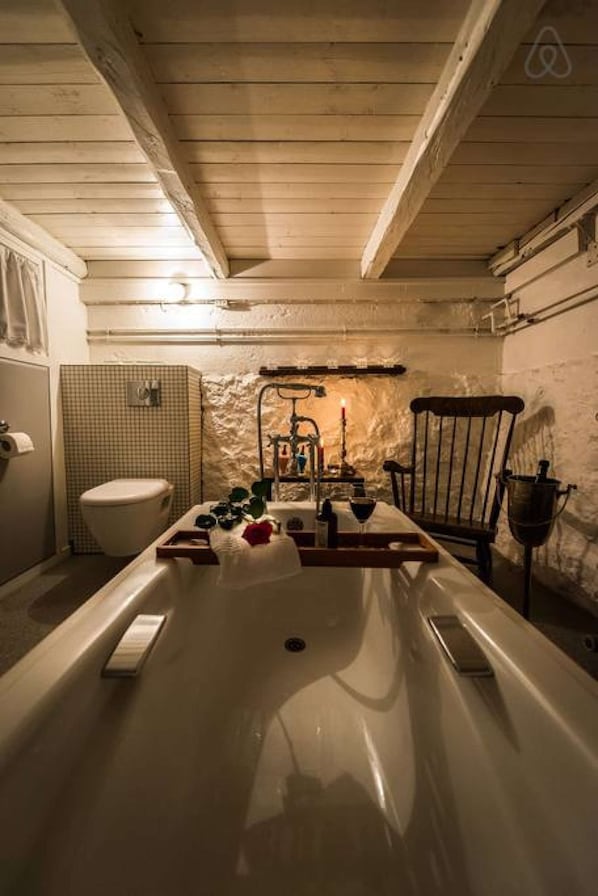Combined shower/bathtub, hair dryer, towels