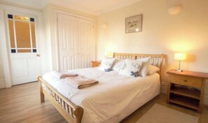 5 Schlafzimmer, Schreibtisch, Bügeleisen/Bügelbrett, kostenloses WLAN