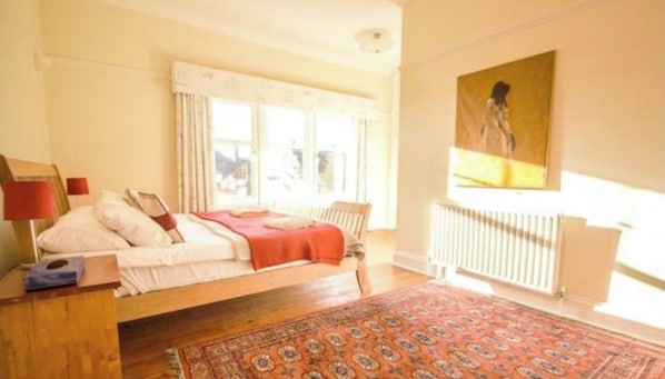 5 bedrooms, desk, iron/ironing board, free WiFi