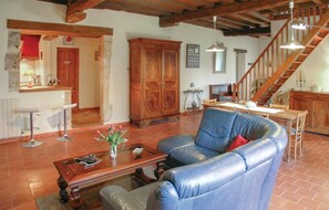 Una televisión, un reproductor de DVD, una mesa de tenis de mesa