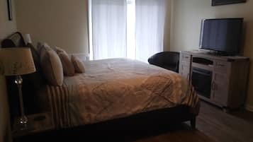 Basic Studio, 1 Queen Bed | Coffee and/or coffee maker