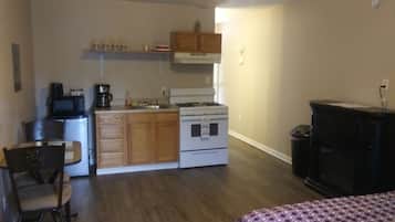 Basic Studio, 1 Queen Bed | Private kitchenette | Fridge, microwave, oven, stovetop