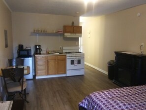 ベーシック スタジオ クイーンベッド 1 台 | 専用簡易キッチン | 冷蔵庫、電子レンジ、オーブン、コンロ