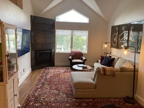 Smart TV, fireplace, books, music library - Family-Friendly, Friends' Adventure Ski House!  3 bedroom Townhouse in Edwards (Edwards)