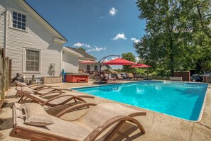 Outdoor pool - Walk Downtown! Large Pool, Hot tub, Fire pit, Close to EVERYTHING! (Monroe)