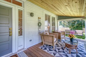 Terrace/patio - Walk Downtown! Large Pool, Hot tub, Fire pit, Close to EVERYTHING! (Monroe)
