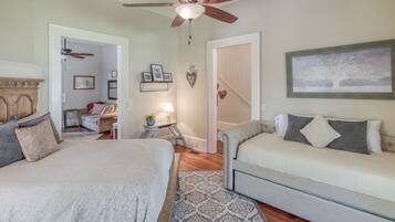 3 bedrooms, in-room safe, desk, iron/ironing board