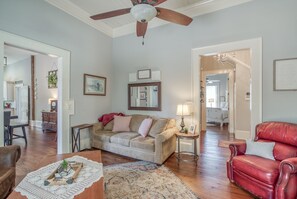 Smart TV, chimenea y oficina 