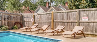 Walk Downtown! Large Pool, Hot tub, Fire pit, Close to EVERYTHING!