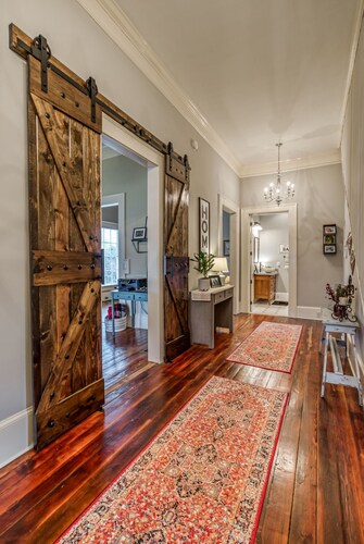 Walk Downtown! Large Pool, Hot tub, Fire pit, Close to EVERYTHING!