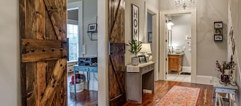 Walk Downtown! Large Pool, Hot tub, Fire pit, Close to EVERYTHING!