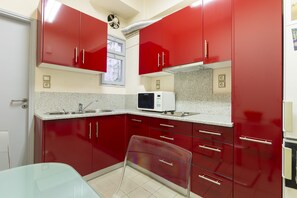 Fridge, microwave, dishwasher, coffee/tea maker