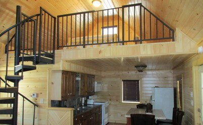 Adirondack Style Lodge - Minutes from Keuka Lake, Wineries.