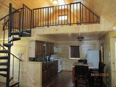 Adirondack Style Lodge - Minutes from Keuka Lake, Wineries.