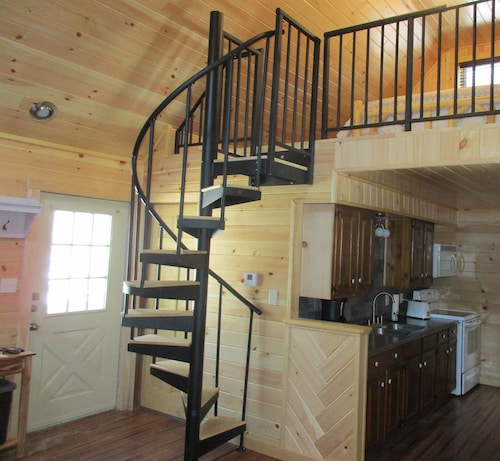 Adirondack Style Lodge - Minutes from Keuka Lake, Wineries. Very Private.