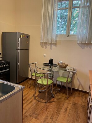 Dining - Spacious and cozy,  close to the major sightseeings Tbilisi has to offer. (Dzveli Tbilisi)