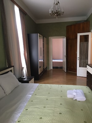 2 bedrooms, iron/ironing board, WiFi, bed sheets - Spacious and cozy, close to the major sightseeings Tbilisi has to offer. (Dzveli Tbilisi)