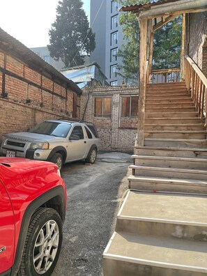 Property grounds - Spacious and cozy, close to the major sightseeings Tbilisi has to offer. (Dzveli Tbilisi)