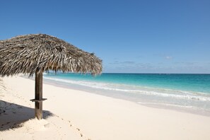 On the beach - Lux Beachfront House W/ Private Pool on Banks Rd. Walk to Tippy's! (Governors Harbour)