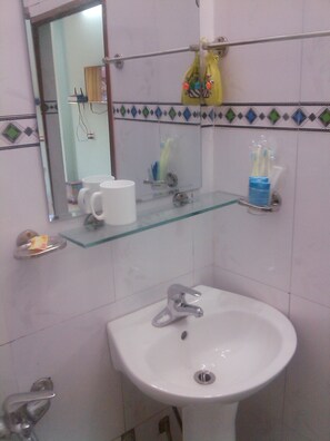 Panoramic Triple Room | Bathroom | Shower, hydromassage showerhead, free toiletries, hair dryer - Thien An Guest House (Yen Minh)